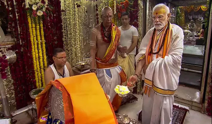 PM Modi performed 'aarti' at Mahakal temple in Ujjain