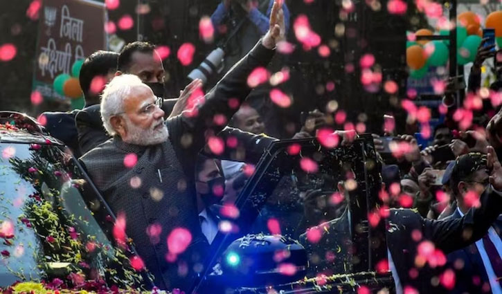 PM Modi attended BJP's national executive meeting, greeted people standing on the roadside