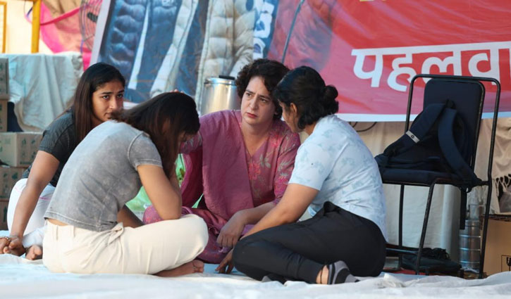 Priyanka Gandhi reached Jantar Mantar in support of the protesting wrestlers, asked the police, 'Show us the copy of the FIR'