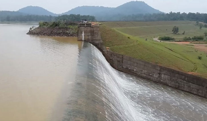 Chhattisgarh: An officer removed 21 lakh liters of water from the dam to find mobile, now he will have to pay fine