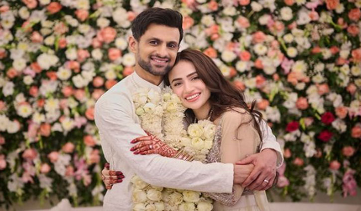 Shoaib Malik and Sana Javed shared intimate honeymoon pictures, netizens trolled them badly