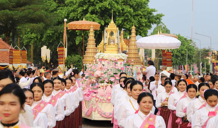 Devotees from many countries are flocking to Thailand to visit the holy relics of Lord Buddha.