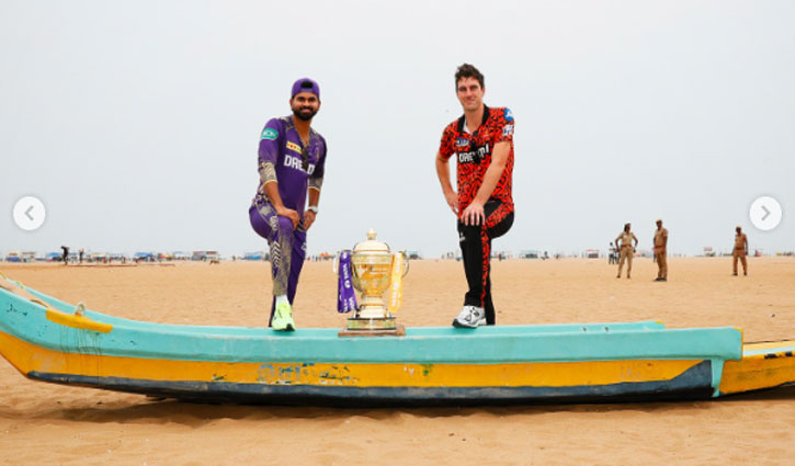 Shreyas Iyer and Pat Cummins pose with the trophy at Marina Beach before the IPL final