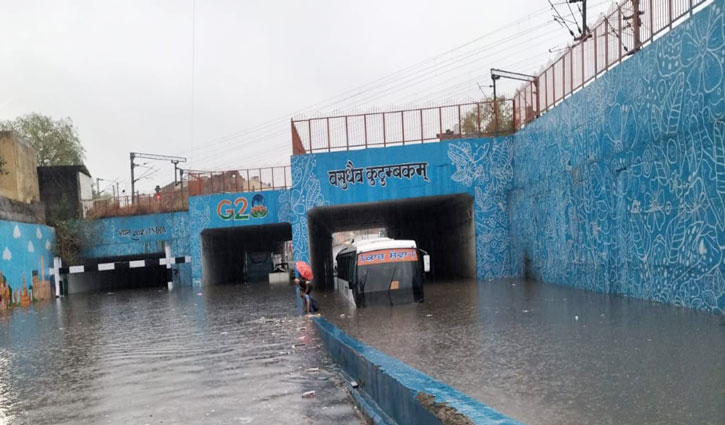 Delhi in bad condition due to heavy rain; 5 people died, power cut in many areas