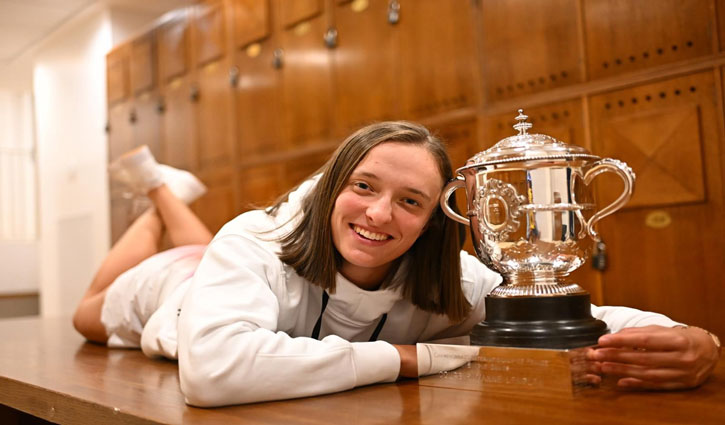 I didn't let the pressure get to me after Naomi Osaka match: Iga Swiatek after record French Open trophy win