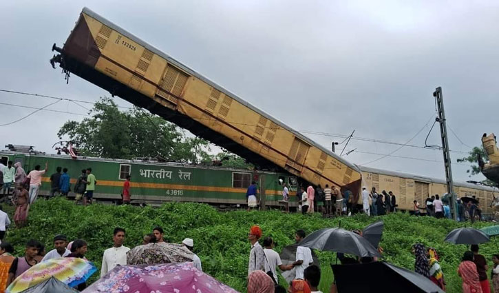 Goods train hits Kanchenjunga Express from behind, many injured