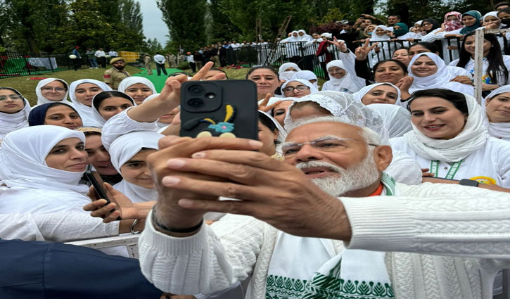 PM Modi celebrated Yoga Day on the banks of Dal Lake in Kashmir, hundreds of participants attended