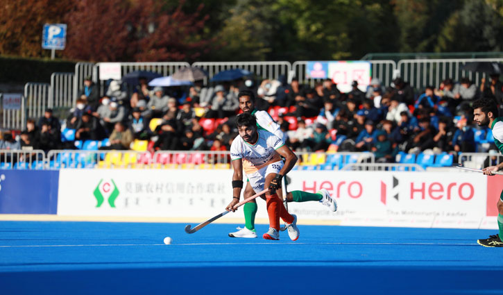 Tension in India-Pakistan hockey match, players clashed with each other after Pakistan's bad tackle, umpire intervened