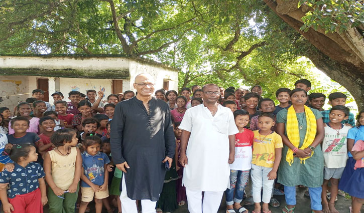 Doctor Birbal Jha taught English to children under a banyan tree, became an inspiration for the villagers