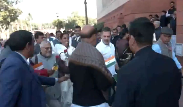 Rahul Gandhi protested by presenting rose and tricolor to Rajnath Singh, cornered the central government on Adani issue