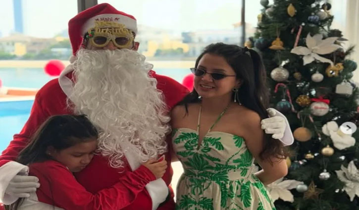 MS Dhoni rocks the internet with his 'Santa Claus' look