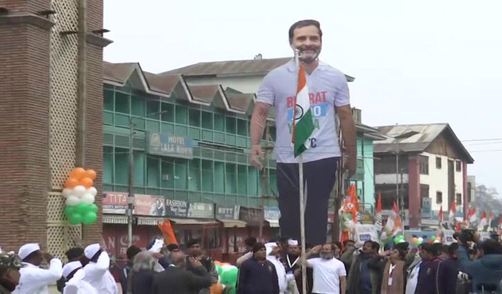 Srinagar: Rahul Gandhi hoisted the tricolor at Lal Chowk on the start of Bharat Jodo Yatra.