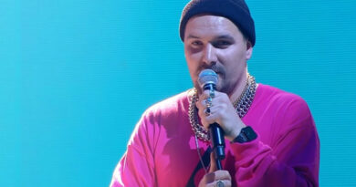Russian pop star who criticized Vladimir Putin dies at 34
