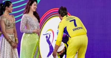 Arijit Singh touches MS Dhoni's feet before IPL 2023 opener, photo goes viral
