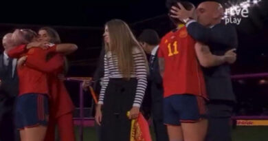 Spanish football chief Luis Rubiales resigns over 'kissing' issue with female players