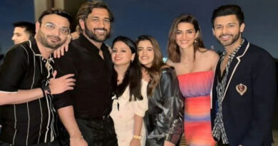 Kriti Sanon parties with MS Dhoni, Sakshi Dhoni, pictures go viral