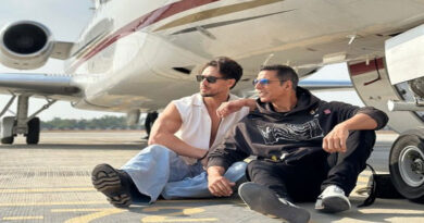 Akshay Kumar and Tiger Shroff posed in front of the plane after reaching Lucknow, the city of nawabs