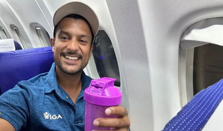 'bilkul risk nahin lene ka': Mayank Agarwal posted a picture with a water bottle after feeling unwell on the flight