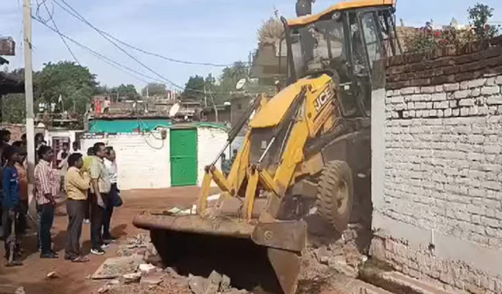 Madhya Pradesh: Bulldozer action at the house of Ayaan Pathan, who took a woman hostage and raped her in Guna