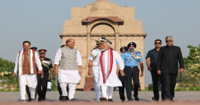 Before taking oath, Narendra Modi paid tribute to Mahatma Gandhi and Atal Bihari Vajpayee