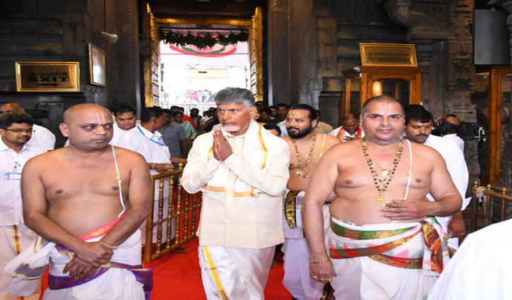 Chandrababu Naidu offers prayers at Tirupati temple, vows to 'purify' the authority and protect Hindu faith