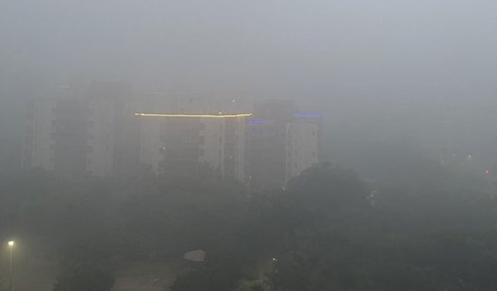 Delhi becomes a gas chamber, dense fog, air quality 'very poor'